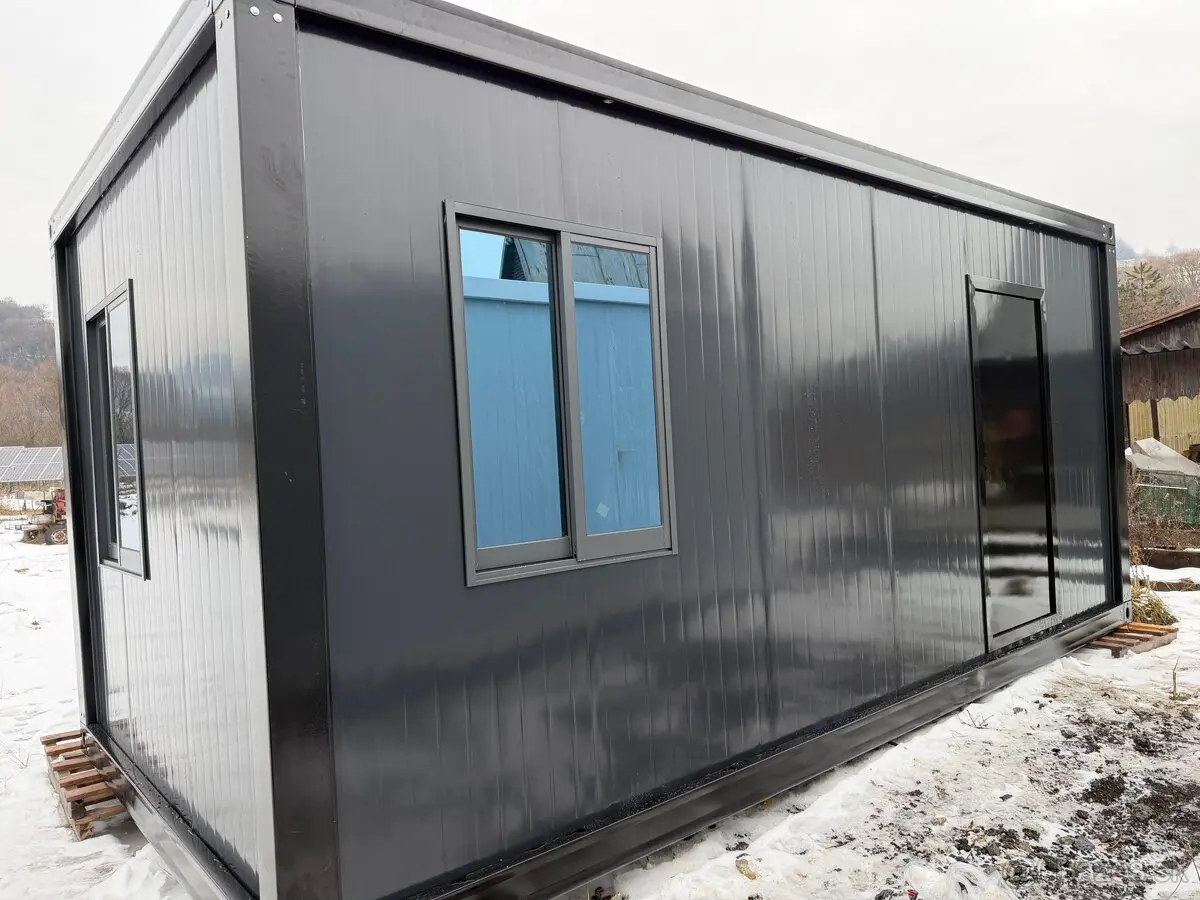 Montovaný obytný kontajner s rovnou strechou – pohľad na okná a dvere
